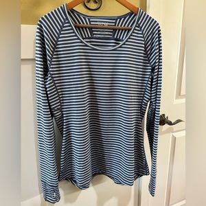 Women’s Mountain Hardwear shirt, XL.  85% Polyester, 15% Elastane.